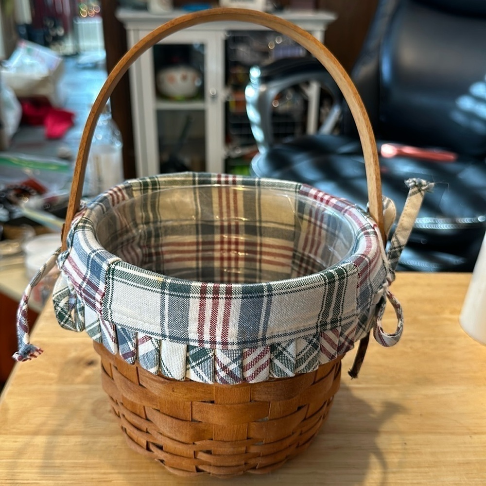 Longaberger small gathering basket. And excellent used condition.​​